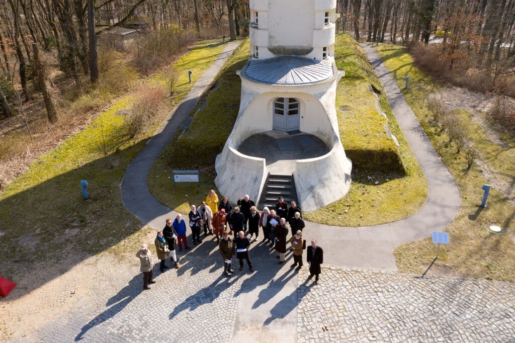Picture of Members of the Erich Mendelsohn Initiative Circle in Front of the Einsteintower in Berlin, March 2022 | © Michaela Reinfeld