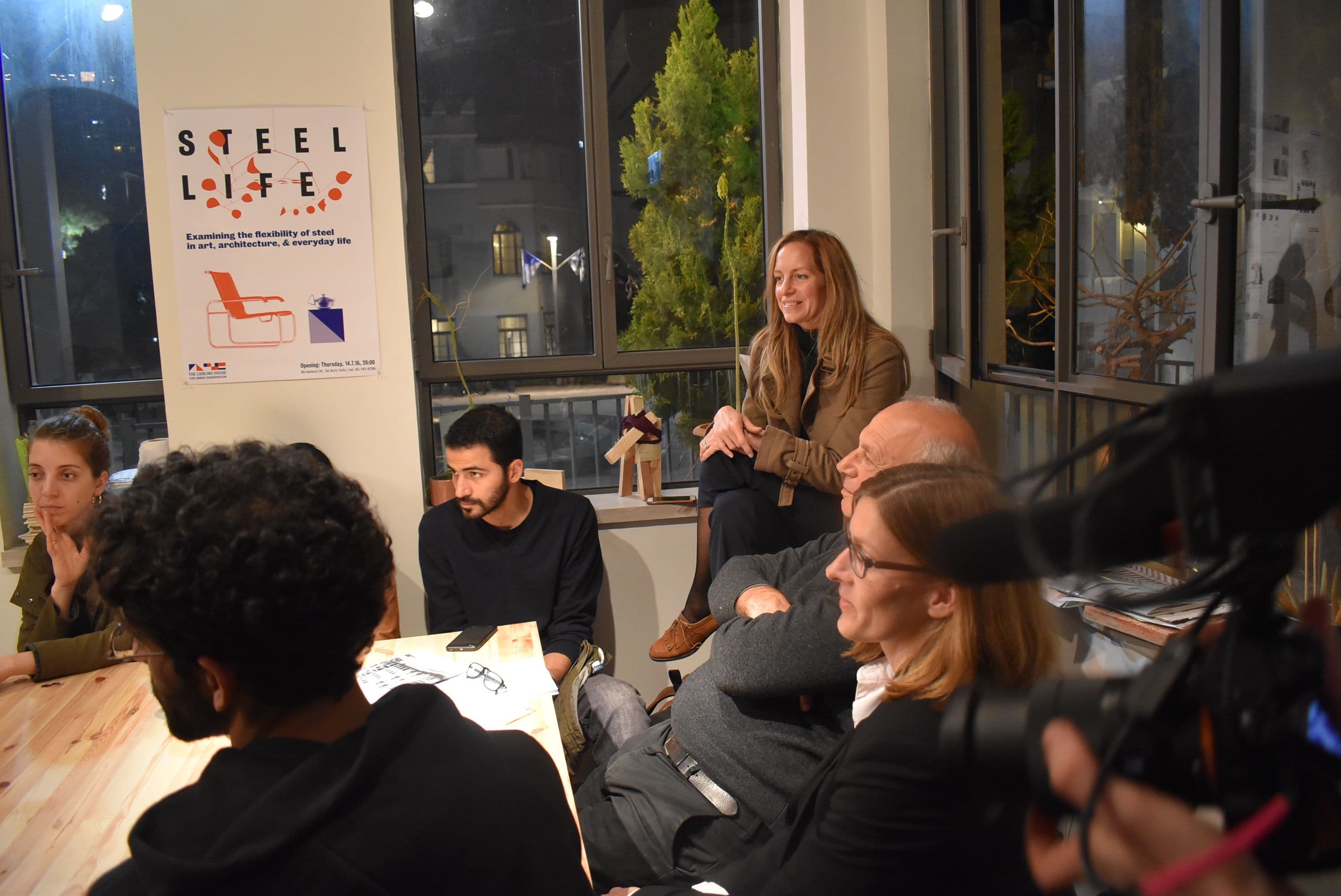 Picture of Entwurfszwischenpräsentation mit Claudia Perren (v) Shmuel Groag, Sharon Golan Yaron und Ahmad Kharouf in Tel Aviv, Foto: Katrin Kessler, Braunschweig